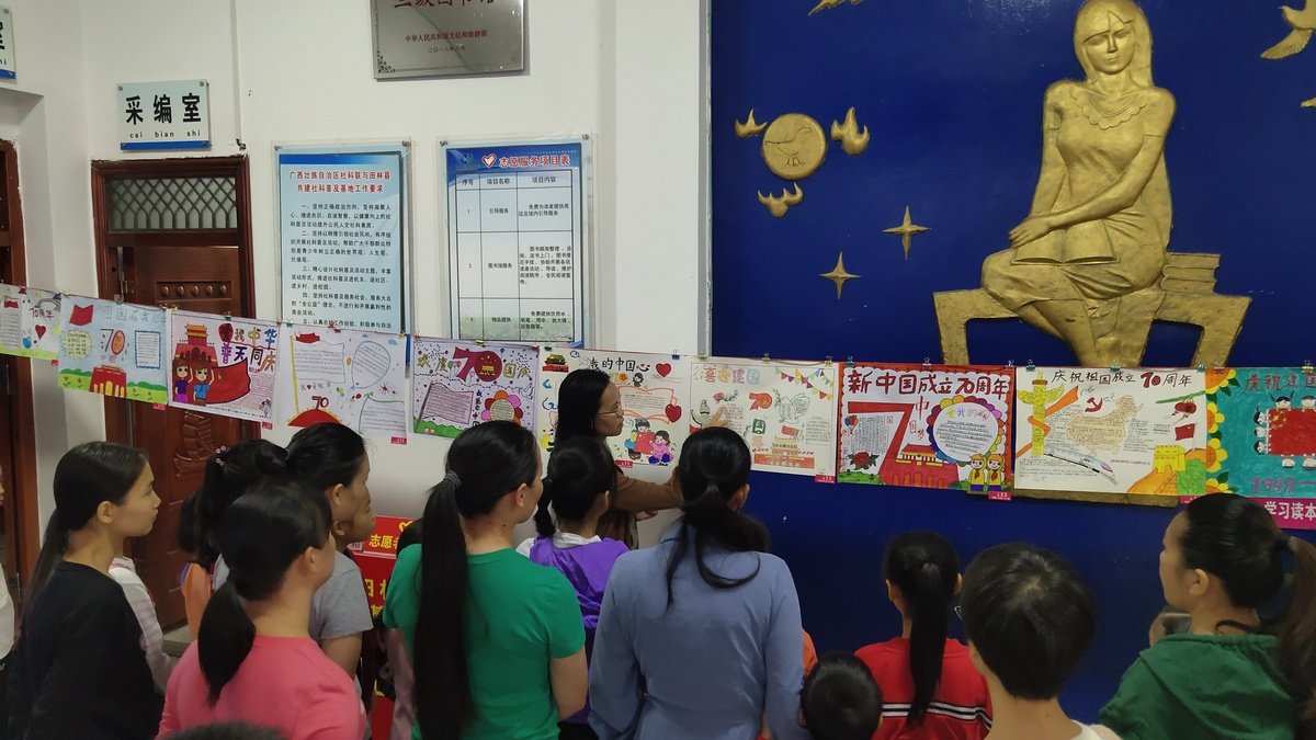 2.图为  黎寒珊老师在点评作品 (2).jpg