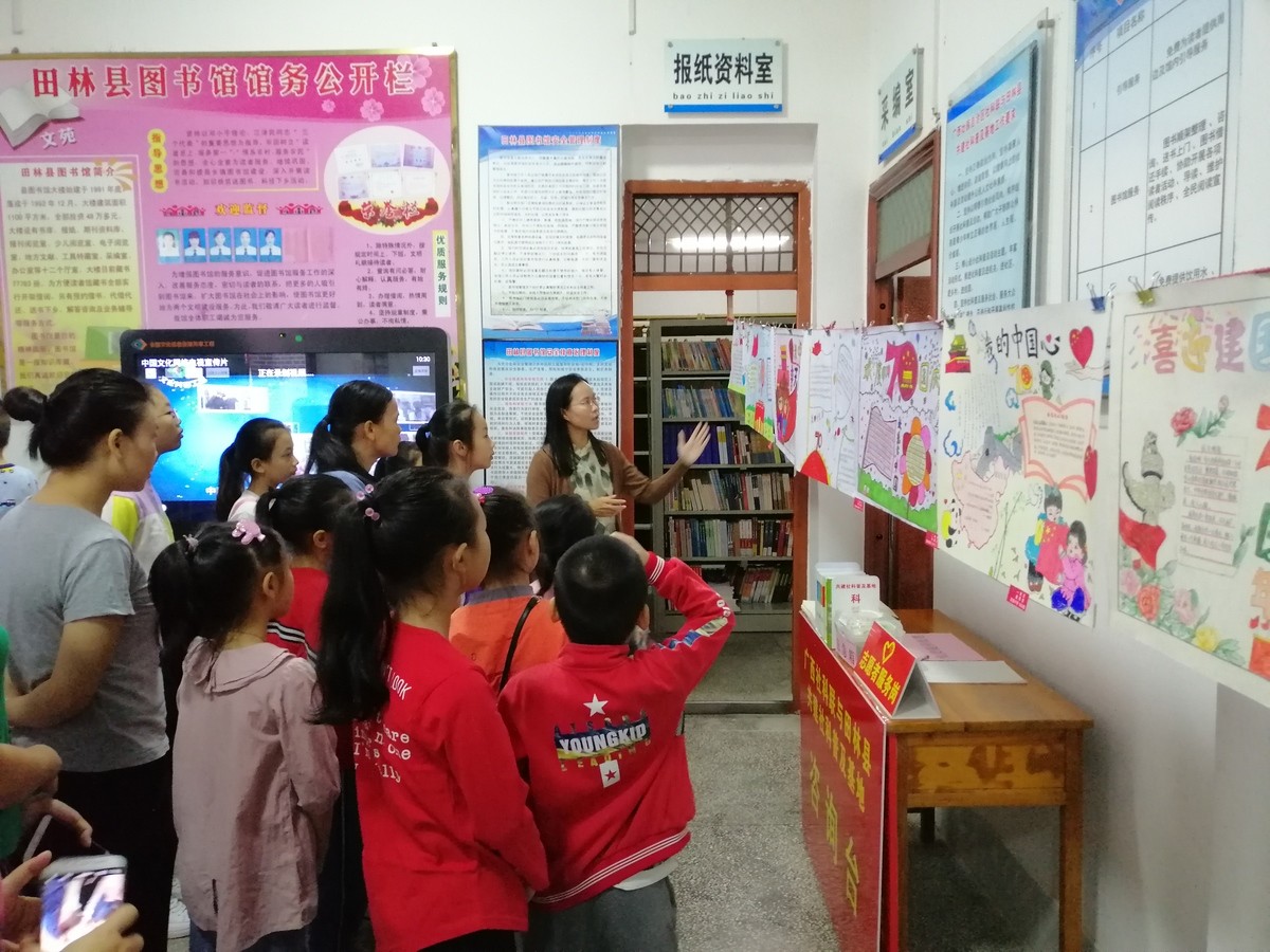 4.图为  黎寒珊老师在点评作品.jpg