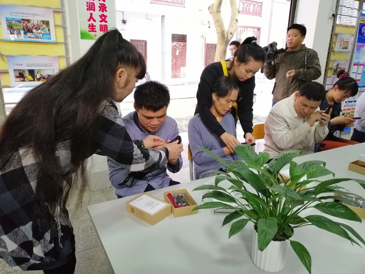 1572483176797158.jpg 4。馆领导指导视障读者使用听书机.jpg