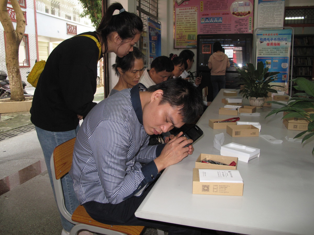 1572483202986311.jpg 6。视障读者体验听读机.jpg